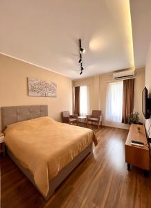 贝尔格莱德Dani Lux Belgrade Center Studio Apartment的一间带床的卧室和一间客厅