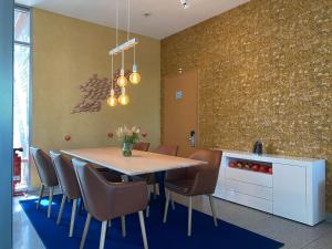 a dining room with a table and chairs at Hotel Stadthafen Stade in Stade