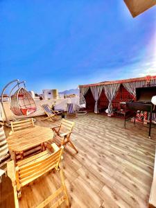 eine Terrasse mit Stühlen und einen Spielplatz auf dem Dach in der Unterkunft Elite Residence Dahab in Dahab