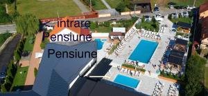 vista aerea di un resort con piscina di Pensiunea White Department a Vlădeşti
