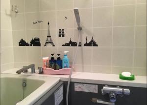 baño con lavabo y cepillo de dientes en TOMO HOUSE, en Taketoyo