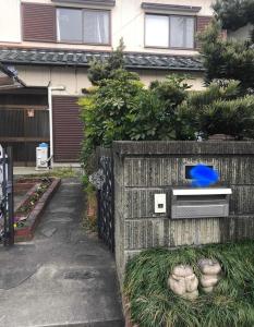 Το κτήριο όπου στεγάζεται  το δωμάτιο σε οικογενειακή κατοικία +3 φωτογραφίες