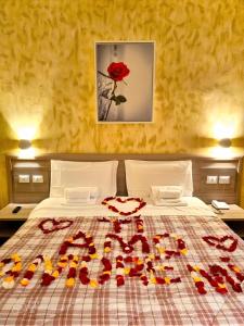 Un dormitorio con una cama con flores rojas. en Hotel Orchidea, en Turín