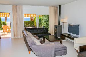 a living room with a couch and a television at Porto Fino Litoral - ONLY FAMILIES in Miami Platja