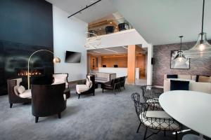 リバーヘッドにあるResidence Inn by Marriott New York Long Island East Endの椅子、テーブル、暖炉のある待合室