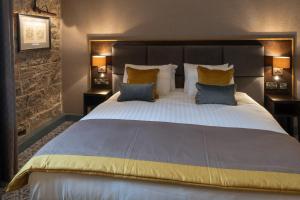 The Old Borough Hotel - Wetherspoon客房内的一张或多张床位