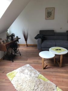 ein Wohnzimmer mit einem Sofa und einem Tisch in der Unterkunft Ferienwohnung Giese in Bleckede
