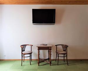 Televízia a/alebo spoločenská miestnosť v ubytovaní Chalupa pod strání