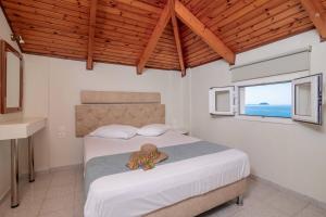 1 dormitorio con 1 cama grande y ventana en Sea View en Laganas