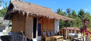 eine kleine Hütte mit Strohdach in der Unterkunft Tetebatu Terrace Homestay in Tetebatu