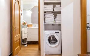 ジェノヴァにあるSan Lorenzo 21 Apartmentのランドリールーム(洗濯機、乾燥機付)