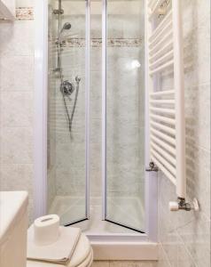 una doccia con porta in vetro in bagno di San Lorenzo 21 Apartment a Genova