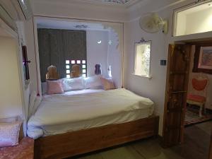En eller flere senge i et værelse på Dakshina Haveli boutique Heritage Suite