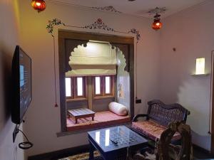 Et tv og/eller underholdning på Dakshina Haveli boutique Heritage Suite
