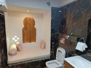 Et badeværelse på Dakshina Haveli boutique Heritage Suite + 41 billeder