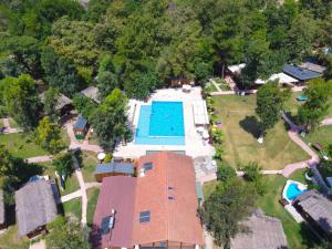 una vista aérea de una piscina en un patio en Suna Village Hotel & Bungalow Fethiye en Fethiye