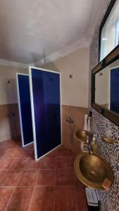 ein Badezimmer mit zwei Waschbecken und einem großen Spiegel in der Unterkunft auberge gite de jeunesse les Cascades in Setti Fatma