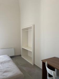 Schlafzimmer mit einem Bett, einem Schreibtisch und einem Schrank in der Unterkunft Palazzo dei Baroni in San Bartolomeo in Galdo