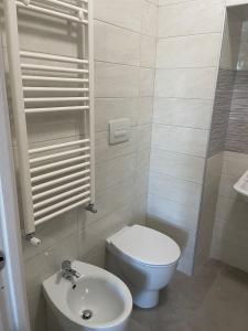 a small bathroom with a toilet and a sink at Palazzo dei Baroni in San Bartolomeo in Galdo