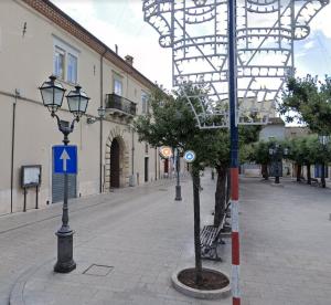 a street with street lights and a tree on a street at Palazzo dei Baroni in San Bartolomeo in Galdo