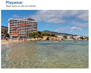 un hôtel sur la plage avec des gens dans l'eau dans l'établissement Apt Buenavista en Torremolinos increíbles vistas hacia Málaga 5min del centro y de la playa, à Torremolinos