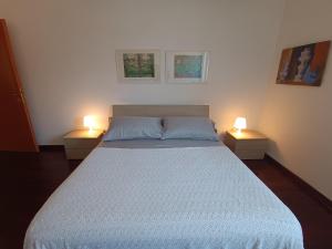 - une chambre avec un lit et deux lumières sur deux tables dans l'établissement Casa Vacanze Garbatella, à Rome