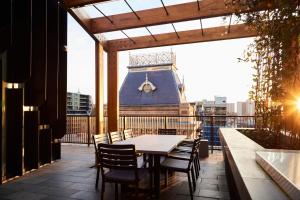 d'une terrasse avec une table et des chaises sur un balcon. dans l'établissement Brewery Lane, à Melbourne