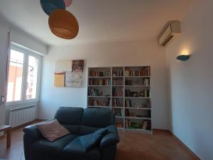 De bibliotheek in het appartement