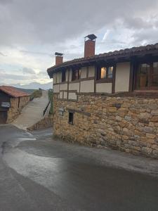 ein Steingebäude an der Straßenseite in der Unterkunft Casa Cahecho in Cahecho