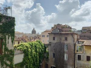 vistas a la ciudad desde los tejados de los edificios en Casa Campo de' Fiori, en Roma