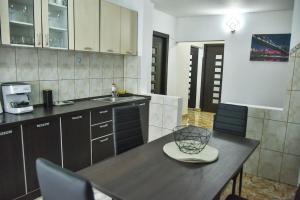 a kitchen with a table with a hat on it at Apartament 3 camere In centru in Râmnicu Vâlcea
