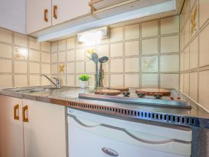 Kuchyň nebo kuchyňský kout v ubytování Apartment Le Jardin de Matisse by Interhome + 12 fotografií