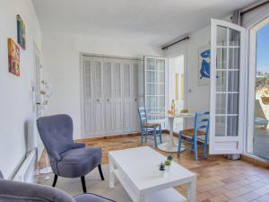 ラ・マドラグにあるApartment Hameau la Madrague-8 by Interhomeのリビングルーム(青い椅子、テーブル付)