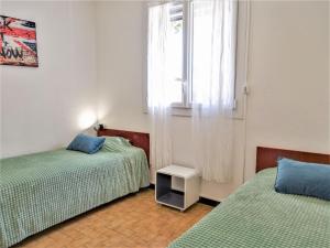 ナルボンヌ・プラージュにあるApartment Beau rivage 2 by Interhomeのベッド2台と窓が備わる客室です。