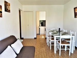 sala de estar con sofá y mesa en Apartment Beau rivage 2 by Interhome, en Narbonne-Plage