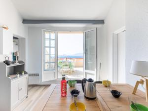 Kitchen o kitchenette sa Apartment Château de la Madrague-2 by Interhome