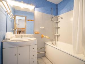 y baño con lavabo, bañera y ducha. en Apartment Le Florid-3 by Interhome, en Cap d'Agde