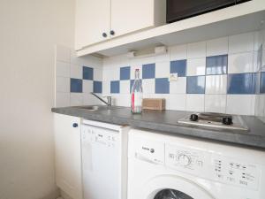 uma cozinha com uma máquina de lavar roupa e um lavatório em Apartment La Palme d'Or-4 by Interhome em Cap d'Agde