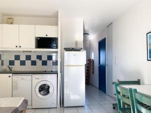 uma cozinha com um frigorífico e uma máquina de lavar roupa em Apartment La Palme d'Or-4 by Interhome em Cap d'Agde