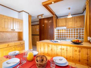 uma cozinha com uma mesa com uma taça de fruta em Apartment Le Pramecou-3 by Interhome em Tignes
