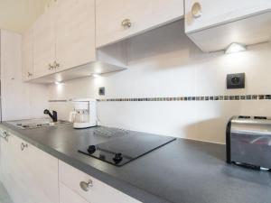 una cocina con encimera y cafetera. en Holiday Home Les Cristallines-2 by Interhome, en Cap d'Agde