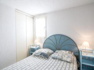 カップ・ダグドにあるHoliday Home Les Cristallines-2 by Interhomeのベッドルーム1室(青いベッド1台、枕2つ付)