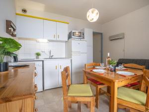 カネ・アン・ルシヨンにあるApartment Le Beaupré-2 by Interhomeのキッチン、ダイニングルーム(木製のテーブルと椅子付)