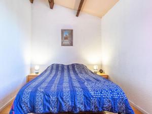 Ce lit se trouve dans un dortoir doté d'un couvre-lit bleu. dans l'établissement Holiday Home Les Leucatines 3 by Interhome, à Port-Leucate