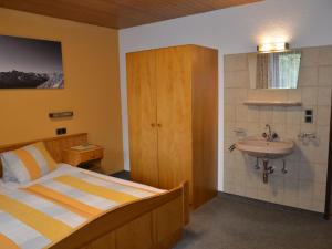 sypialnia z łóżkiem i umywalką w obiekcie Apartment Sabine - KPL671 by Interhome w mieście Kappl