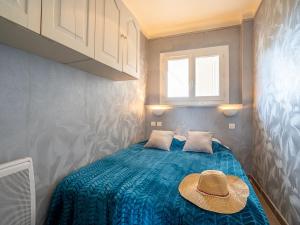 カネ・アン・ルシヨンにあるApartment Le régent by Interhomeのベッド1台(帽子付)が備わる客室です。