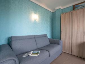 カネ・アン・ルシヨンにあるApartment Le régent by Interhomeの青い壁のリビングルーム(ソファ付)
