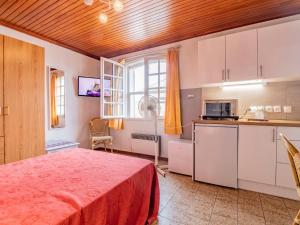 サントマリー・ド・ラメールにあるApartment Le Soleil Camarguais - SMM150 by Interhomeのベッド1台付きの部屋、窓付きのキッチンが備わる客室です。