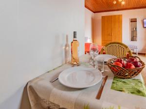 サントマリー・ド・ラメールにあるApartment Le Soleil Camarguais - SMM150 by Interhomeの白皿とフルーツバスケット付きのテーブル