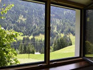 ein Fenster mit Bergblick in der Unterkunft Apartment Alpenrose - KPL185 by Interhome in Kappl